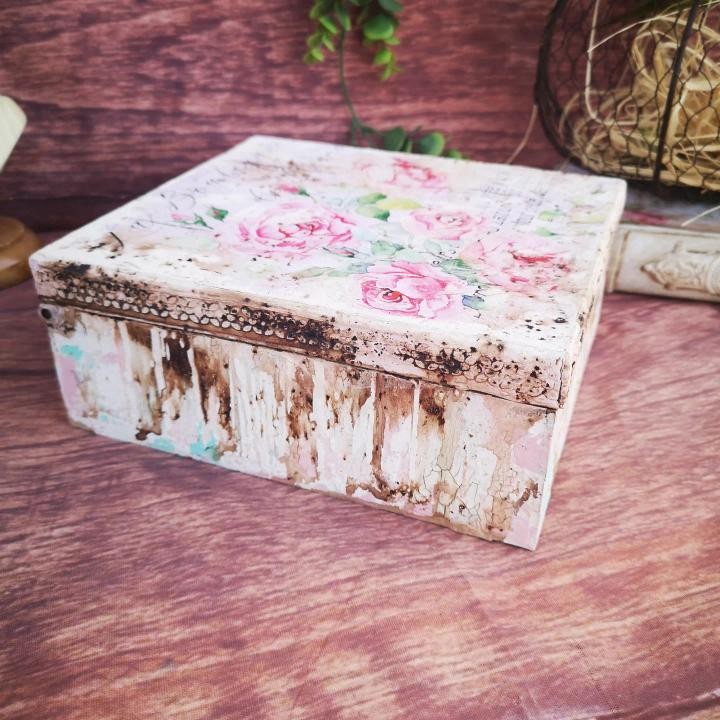 caja con tapa abatible